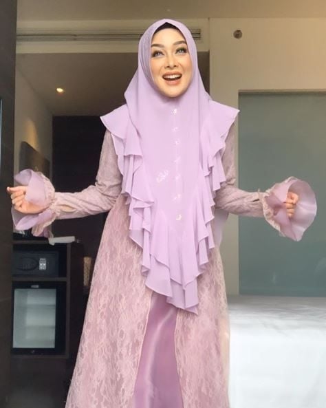 Potret Terry Putri usai berhijrah. (Instagram/terryputri)