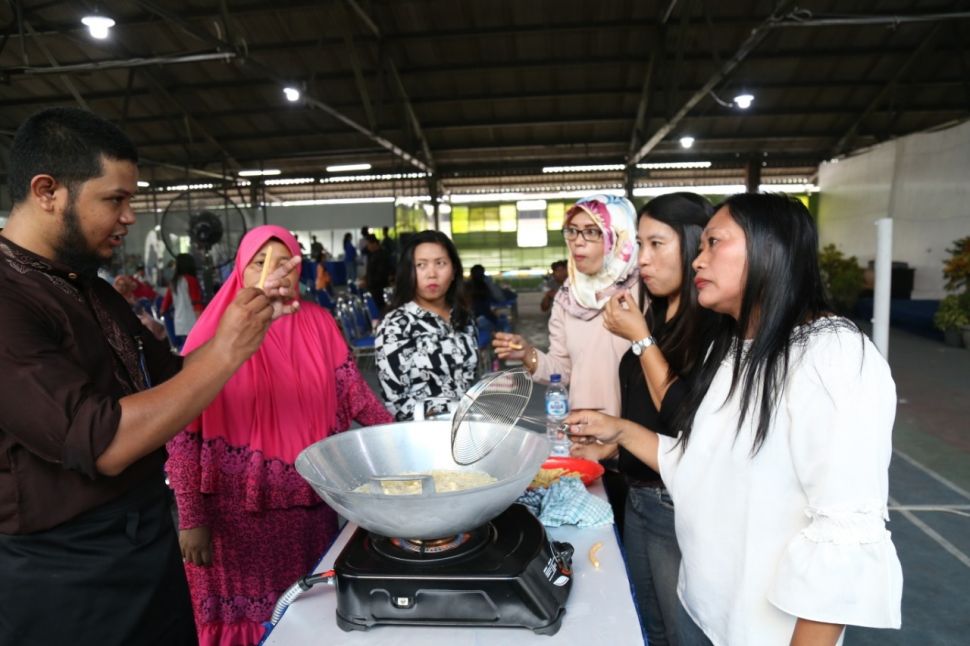 Siyamiyati, istri awak mobil tangki alias AMT Depo Rewulu, Yogyakarta, menjadi inspirator bagi kemandirian sejumlah ibu rumah tangga di kampungnya, di Kabupaten Temanggung, Jawa Tengah. [dokumentasi]