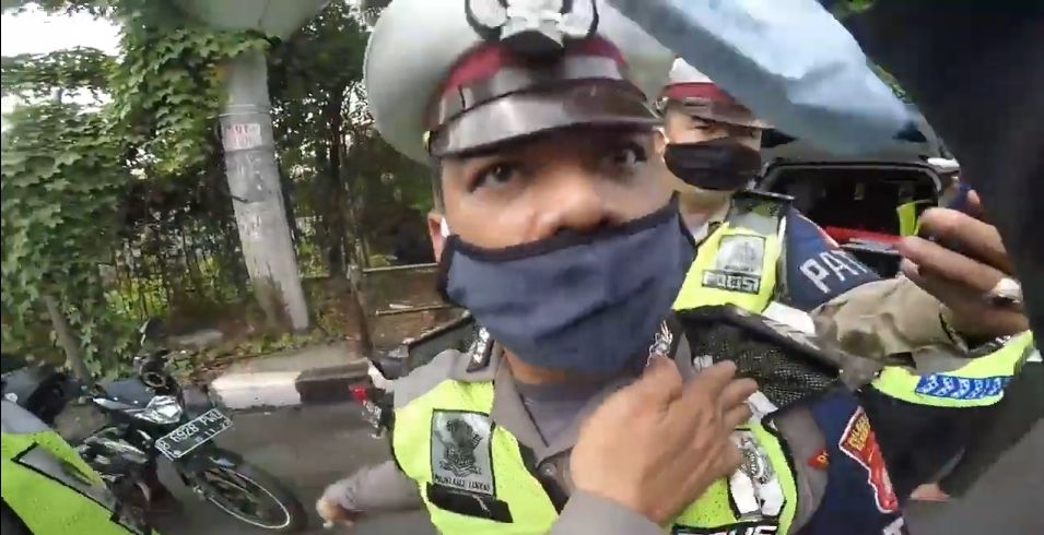 Viral pengendara RX King ribut dengan polisi. (Facebook)