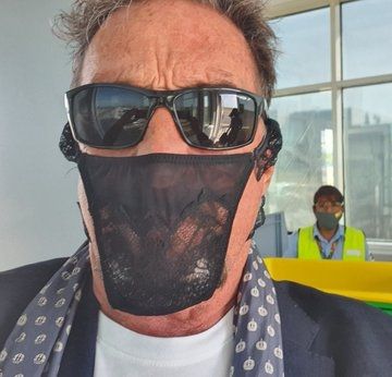 John McAfee pakai celana dalam sebagai masker. (Dok: Twitter/@officialmcafee)