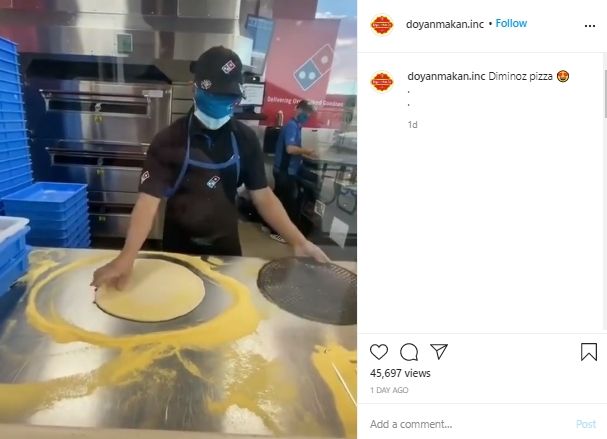 Sakti, Pegawai Restoran Ini Bisa Buat Adonan Pizza dengan Mata Tertutup. (nstagram/@doyanmakan.inc)