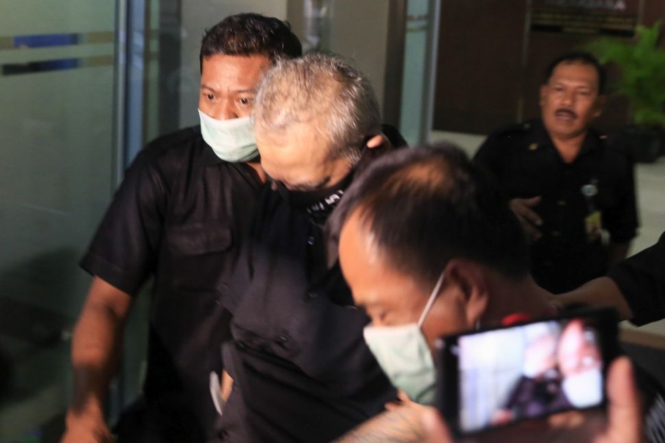 Aktor Tio Pakusadewo walk out usai menjalani pemeriksaan di Kejaksaan Negeri Jakarta Selatan, Kamis (13/8). [Pahami.id/Alfian Winanto]