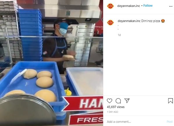 Sakti, Pegawai Restoran Ini Bisa Buat Adonan Pizza dengan Mata Tertutup. (nstagram/@doyanmakan.inc)