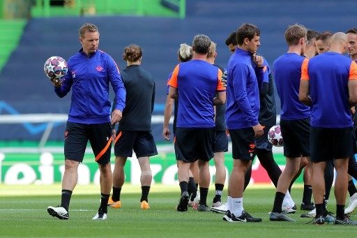 Pelatih RB Leipzig Julian Nagelsmann memimpin sesi latihan tim jelang laga perempat final Liga Champions kontra Atletico Madrid yang digelar di Portugal, Kamis (13/8/2020). [AFP]