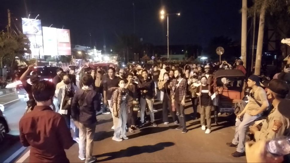 Situasi aksi (Aliansi Rakyat Bergerak) di Jalan Jogja-Solo Depok, Sleman, Jumat (14/8/2020). - (SuaraJogja.id/Muhammad Ilham Baktora)