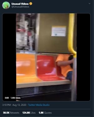 Kasihan tapi Ngakak, Orang Ini Tak Sengaja Terbentur Papan di Kereta. (Twitter/@unusualvideo)