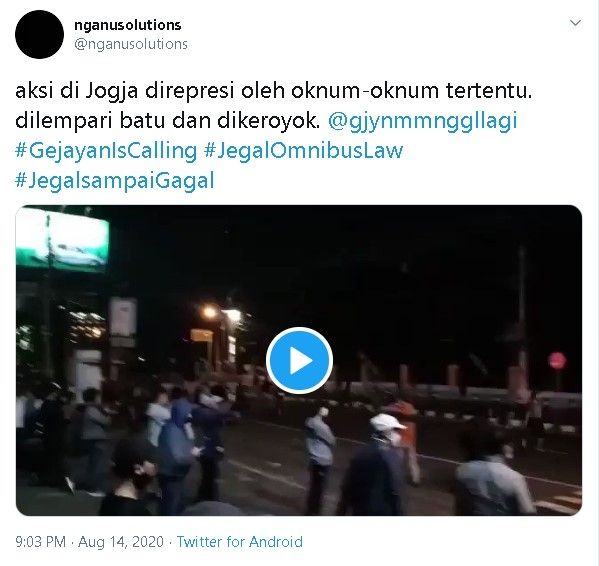 Aksi lempar batu di simpang tiga UIN Sunan Kalijaga saat aksi tolak Omnibus Law di Jogja, Jumat (14/8/2020) malam - (Twitter/@nganusolutions)