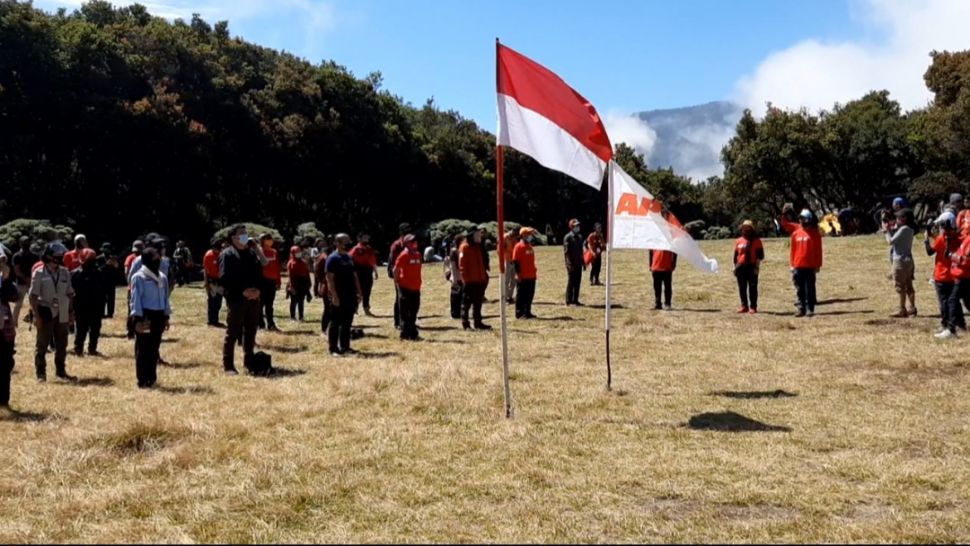 Peringati HUT RI, Kemenparekraf Gelar Upacara 17 Agustus di Gunung Papandayan. (Suara.com/Lilis Varwati)