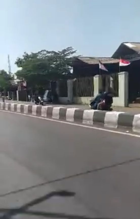 Aksi gereget emak-emak saat bermotor. (Facebook)