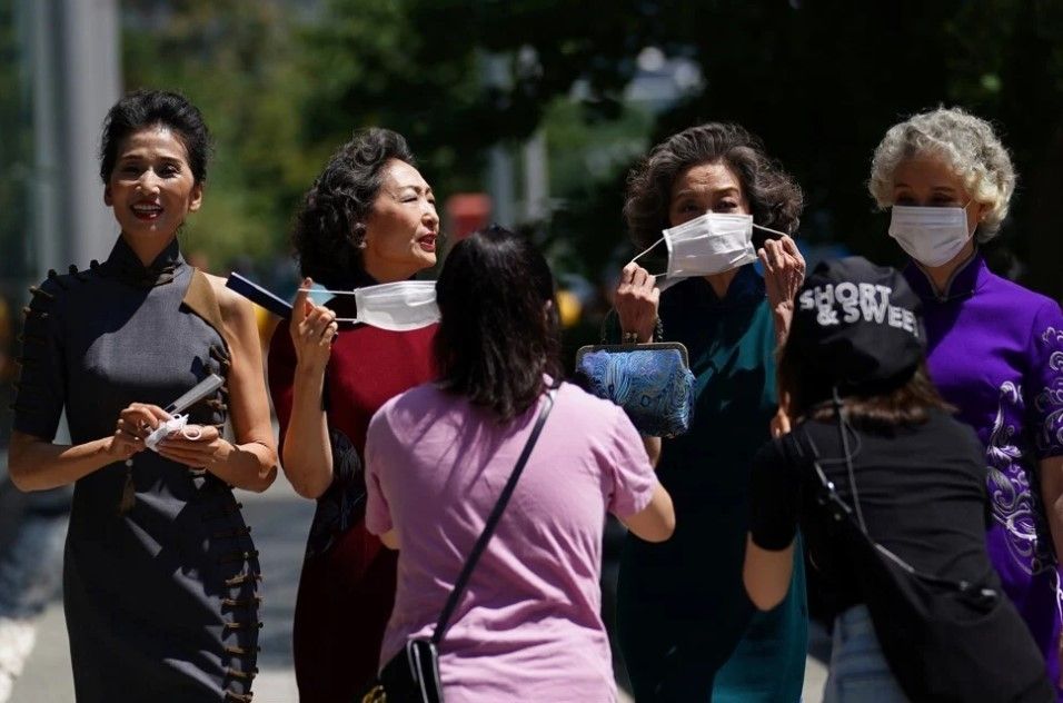 4 Nenek Modis Melenggang di Jalanan Beijing. (Reuters)