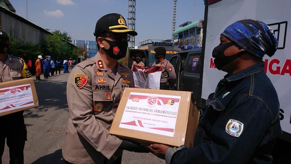 Kapolres Pelabuhan Tanjung Priok Ajun Komisaris Besar Ahrie Sonta saat menggelar bakti sosial. [dokumentasi]