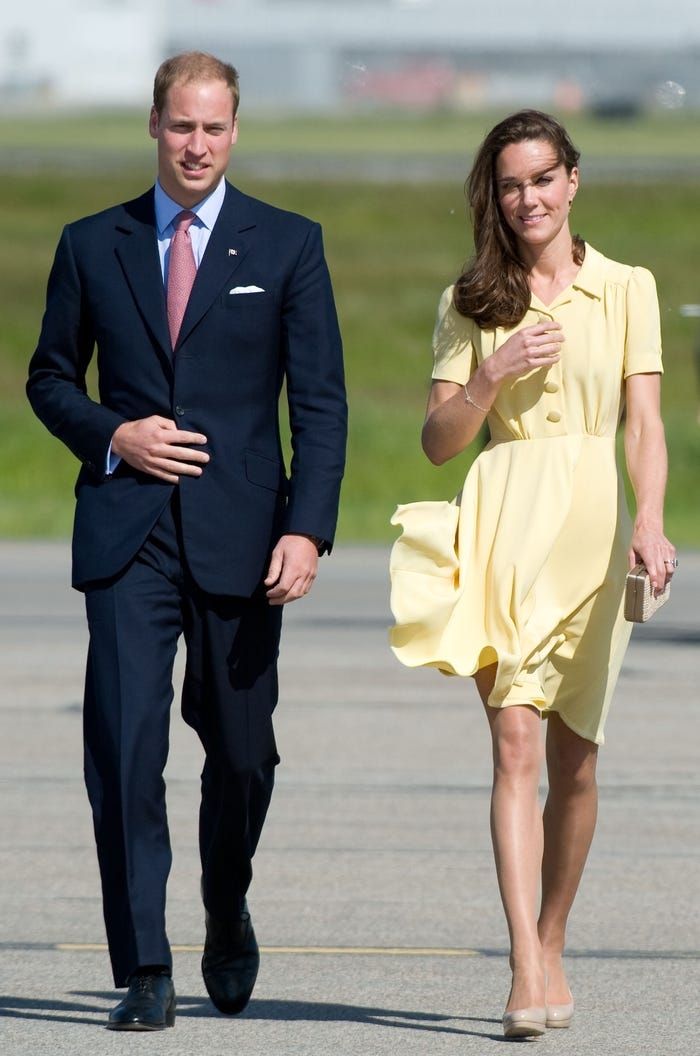 Gaun Kate Middleton tertiup angin. (Insider)