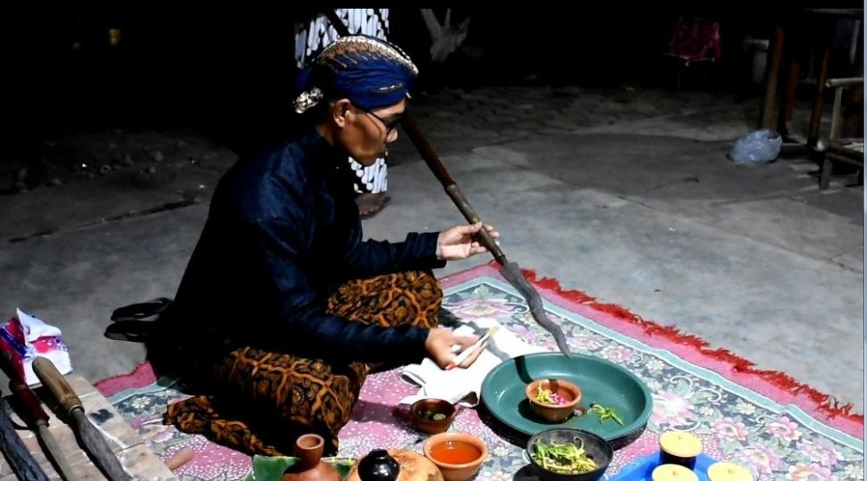 Penjamasan pusaka berusia 700 tahun jelang peringatan satu Suro di Desa Sidomulyo Cepiring Kendal. [Ayosemarang.com]