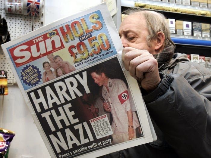 Pangeran Harry pakai kostum Nazi. (Insider)