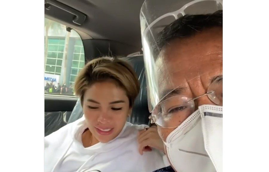 Hotman Paris dan Nikita Mirzani berdua di kabin mobil mewah Lexus (Instagram)