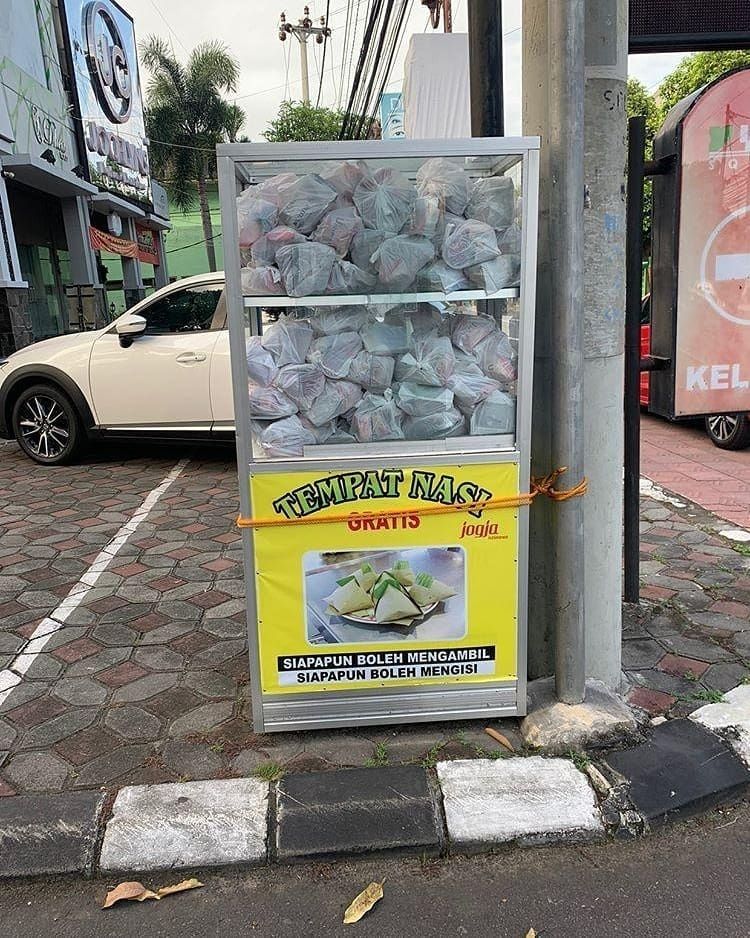 Etalase pertama komunitas Tempat Nasi Gratis Jogja yang terletak di YAP Square, Jalan C. Simanjuntak, Yogyakarta. (Instagram/@tempatnasigratisjogja)