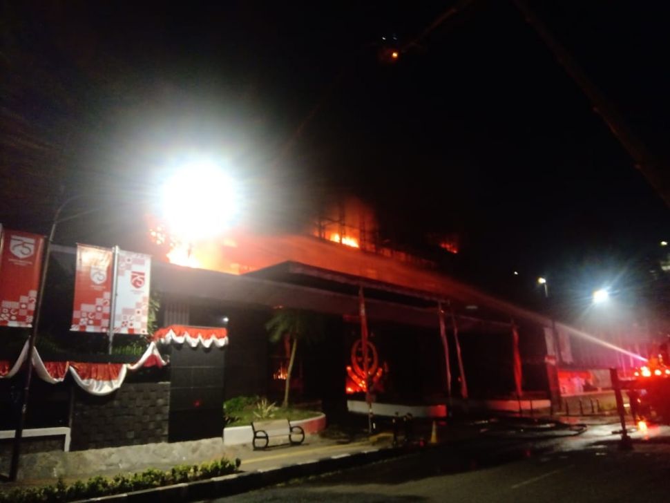 Gedung utama Kejaksaan Agung RI di Jalan Sultan Hasanuddin Dalam, Kebayoran Baru, Jakarta Selatan, dilalap si jago merah pada Jumat (22/8/2020) malam. [Suara.com/Yosea Arga Pramudita]