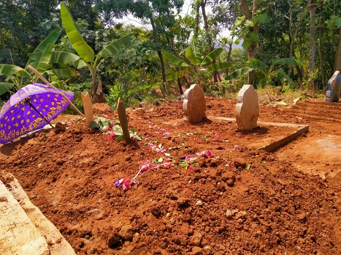 Dua orang warga saat berdoa di makam Jumirah (korban) pembunuhan yang dilakukan oleh anaknya sendiri. [Abdulrohman/ Suarajabar.id]