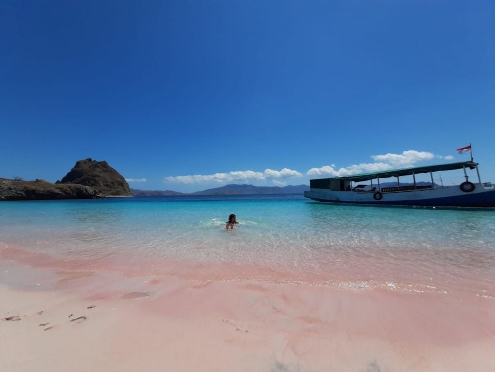 Pink Beach (Suara.com/ Risna Halidi)