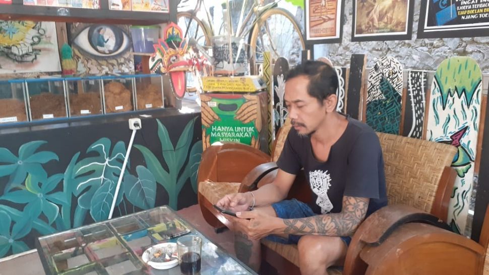 Guntur Susilo salah seorang penggagas batik siberkreasi di Kampung Batik Manding, Gunungkidul saat ditemui, Sabtu (21/8/2020). [Kontributor / Julianto]