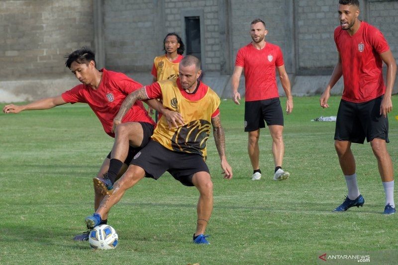 Pesepak bola Bali United Paulo Sergio (kedua kiri) berebut bola dengan Hanis Saghara Putra (kiri) dalam sesi latihan di Lapangan Gelora Trisakti, Badung, Bali, Senin (10/2/2020). ANTARA FOTO/Nyoman Hendra Wibowo/nym/foc.