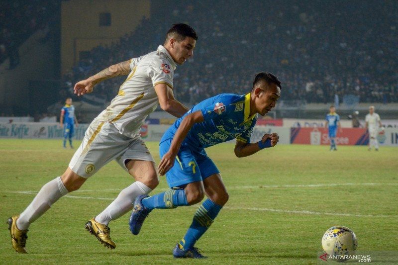 Pesepak bola Persib Bandung Beckham Putra (kanan) berebut bola dengan pemain PSS Sleman Brian Fereira (kiri) pada laga lanjutan liga I di Stadion Si Jalak Harupat, Kabupaten Bandung, Jawa Barat, Jumat (30/8/2019). ANTARA FOTO/Raisan Al Farisi/nz