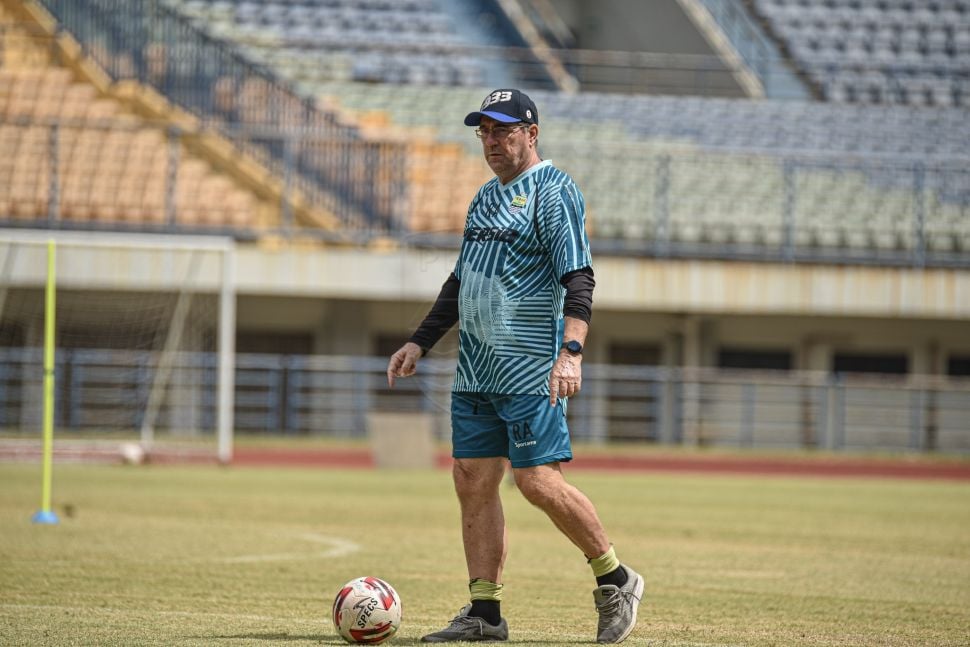 Pelatih kepala Persib Bandung Robert Rene Alberts. [dok. Persib]