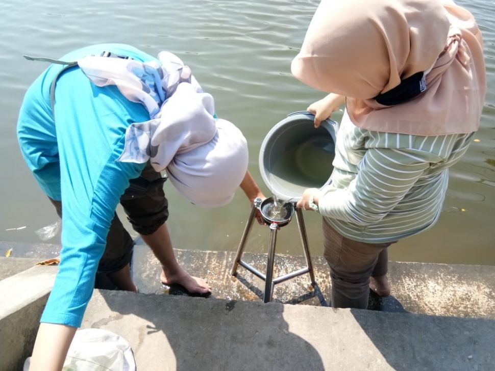 Aliran Sungai Bengawan Solo di wilayah Gresik ternyata sudah tercemari mikroplastik. (dok UIN Sunan Ampel Surabaya)