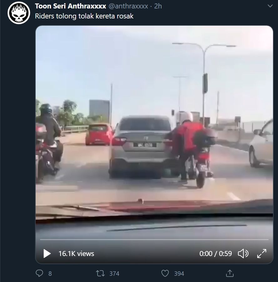 Aksi pemotor saat dorong mobil mogok. (Twitter)