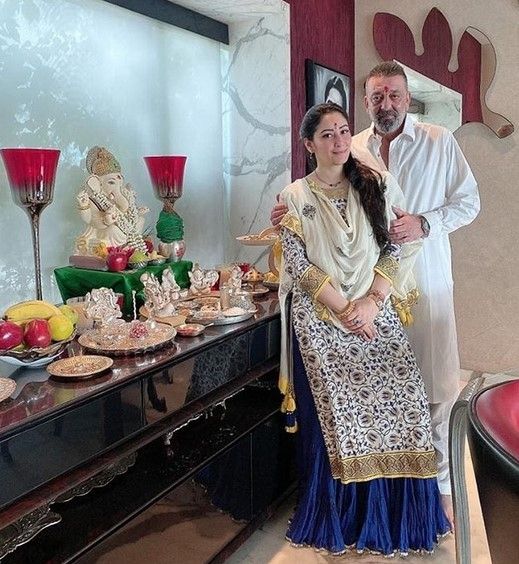 Sanjay Dutt bersama istri, Manyata Dutt merayakan Festival Ganesh Chaturthi. [Instagram]