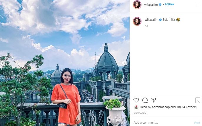 Unggah Foto Liburan di Hotel Bandung, Wika Salim Disangka Tak Pakai Celana. (Instagram/@wikasalim)