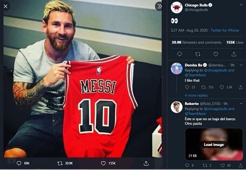 Chicago Bulls mengunggah foto Lionel Messi yang tengah memamerkan jersey merah mereka. (Screenshot Twitter @chicagobulls)  