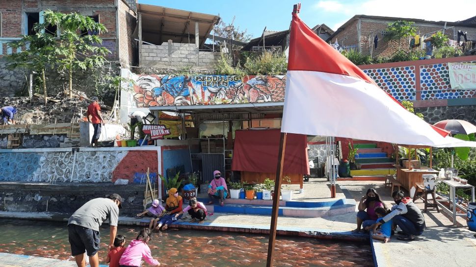 Sejumlah wisatawan berkunjung ke destinasi wisata budidaya ikan di Kampung Mrican, Giwangan, Umbulharjo, Kota Yogyakarta, Rabu (19/8/2020). [Muhammad Ilham Baktora / SuaraJogja.id]