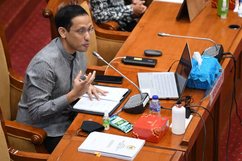 Menteri Pendidikan dan Kebudayaan Nadiem Makarim menyampaikan tanggapan tentang rekomendasi Panitia Kerja (Panja) Pembelajaran Jarak Jauh dalam rapat kerja bersama Komisi X DPR di Kompleks Parlemen Senayan, Jakarta, Kamis (27/8/2020). [ANTARA FOTO/Puspa Perwitasari]