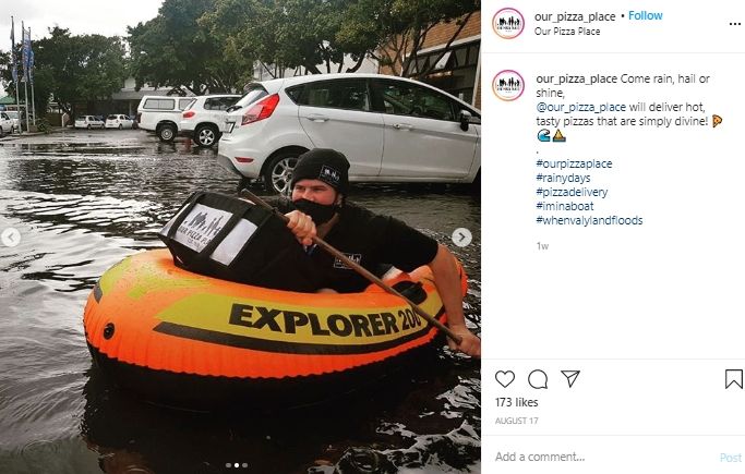 Di Tengah Banjir, Hebatnya Pria Ini Tetap Nekat Antar Pizza Pakai Perahu. (Instagram/@our_pizza_place)