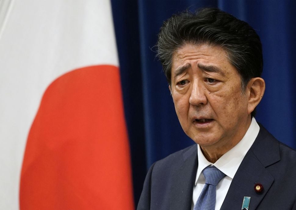 Perdana Menteri Jepang Shinzo Abe memberikan konfrensi pers di kediaman resmi Perdana Menteri, Tokyo, Jepang, Jumat (28/8).  [Franck ROBICHON / POOL / AFP]