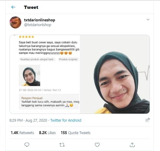 Cowok ini coba kerudung yang akan diberi ke pacar. (Twitter: @txtdarionlshop)