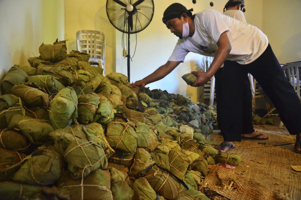 Petugas menata nasi jangkrik untuk dibagikan saat Tradisi Membagi Nasi Jangkrik di kawasan Masjid Menara Kudus, Jawa Tengah, Sabtu (29/8/2020). [ANTARA FOTO/Yusuf Nugroho]