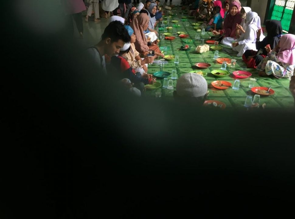 Suasana anak yatim menyantap Bubur Suro di Masjid Suro, Jalan Ki Gede Ing Suro, Kelurahan 30 Ilir, Kecamatan Ilir Barat II, Kota Palembang, Sabtu (29/8/2020). [Suara.com/Rio]