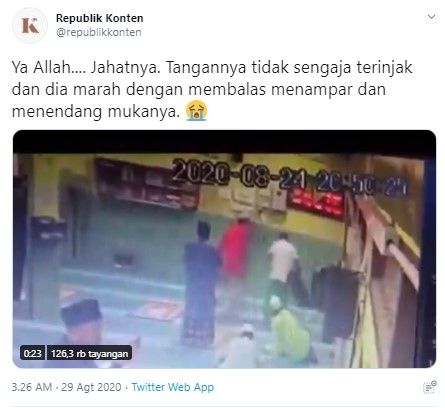 pria pukul jemaah masjid (Twitter/republikkonten)