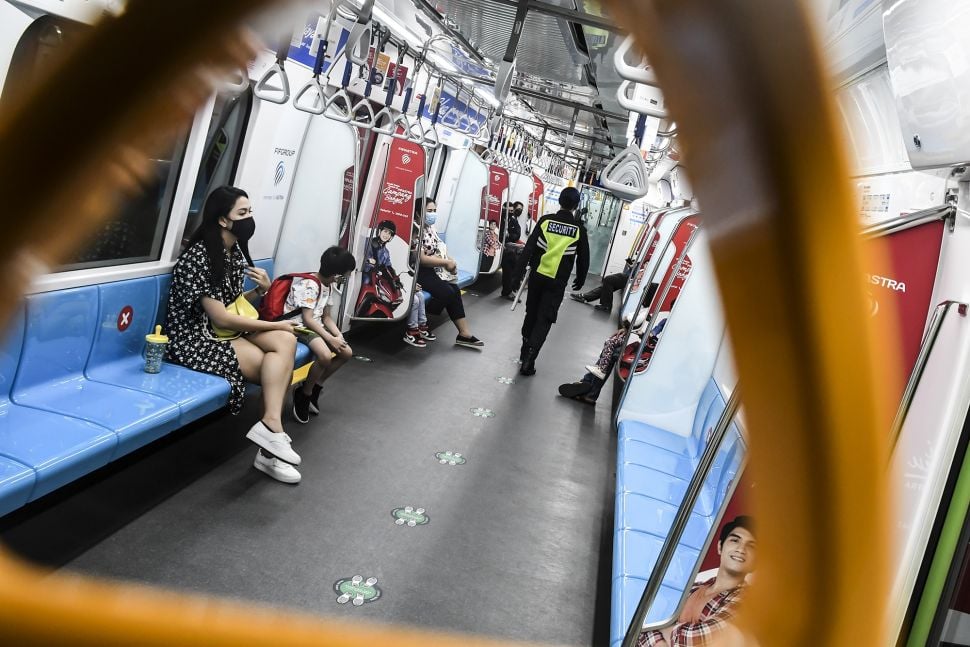 Penumpang berada di dalam angkutan kereta Moda Raya Terpadu (MRT) di Jakarta, Minggu (30/8/2020).  [ANTARA FOTO/Muhammad Adimaja]