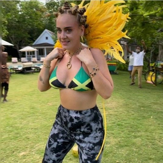 Adele Pakai Bikini Motif Bendera Jamaica. (Instagram/@adele)