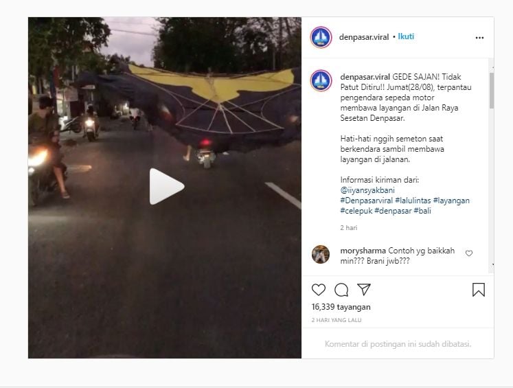 Viral Video Pengendara Motor yang nekat bawa layangan raksasa (Instagram: @denpasar.viral).