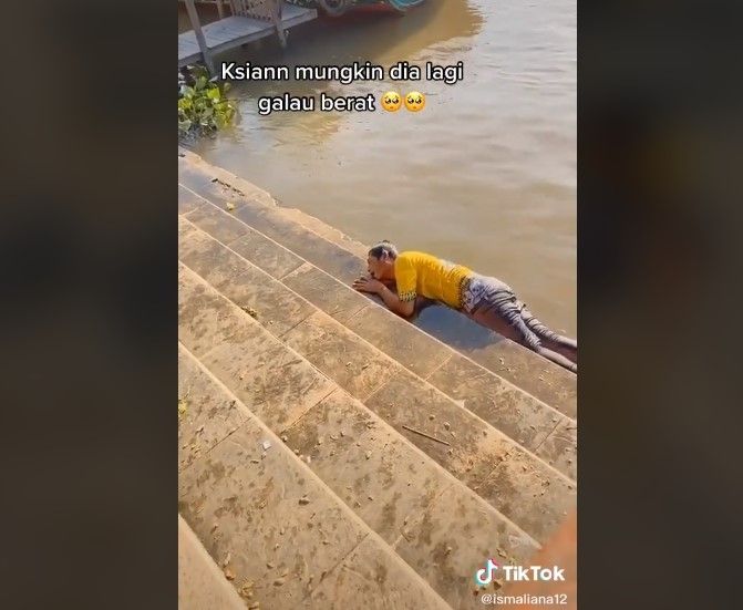 Pria menangis histeris di pinggir sungai (TikTok/ismaliana12)