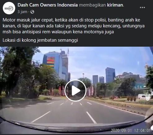 Viral pemotor yang tertabrka taksi karena kabur dari Polisi. (Facebook)