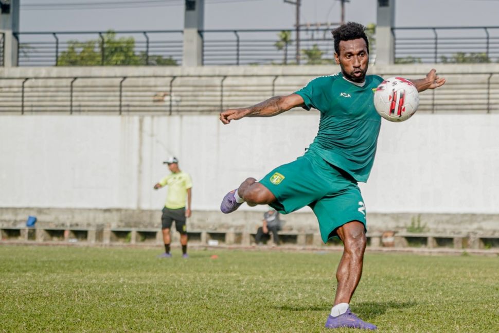 Striker Persebaya Patrich Wanggai melakukan tendangan dalam sesi latihan Persebaya tadi pagi (4/9/2020).[Dok. Persebaya].