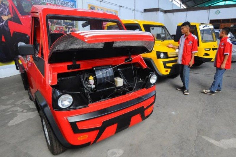 Pengunjung mengamati mobil alat mekanis multiguna pedesaan (AMMDES) di bengkel Kiat Motor Klaten, Jawa Tengah, Kamis (25/10/2018). ANTARA FOTO/Aloysius Jarot Nugroho/tom.