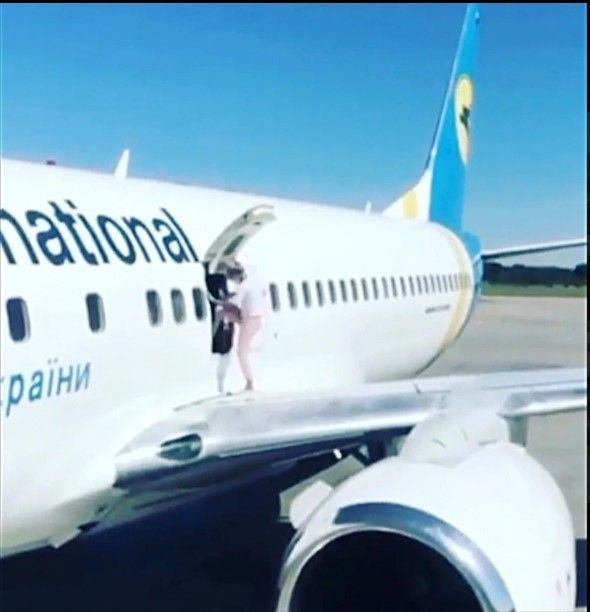 Perempuan nekat keluar pesawat. (Dok: Instagram)