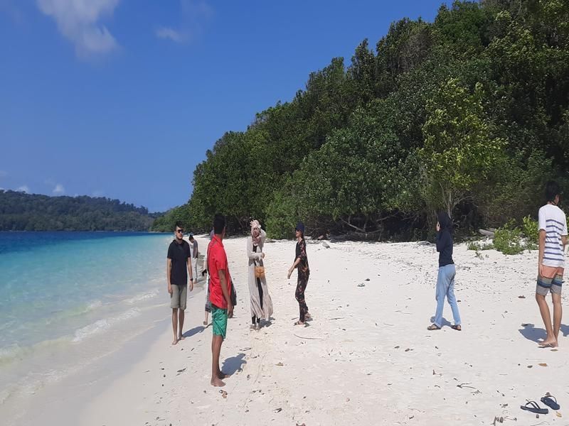 Tour leader Ujung Kulon (Suara.com/Sofyan Hadi)