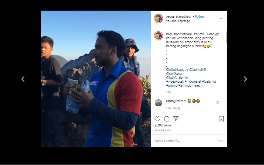 Bikin Kaget, Mendadak Muncul Pria Berseragam Pegawai Indomaret di Gunung Gede. (Instagram/@bagusrahmatriadi)